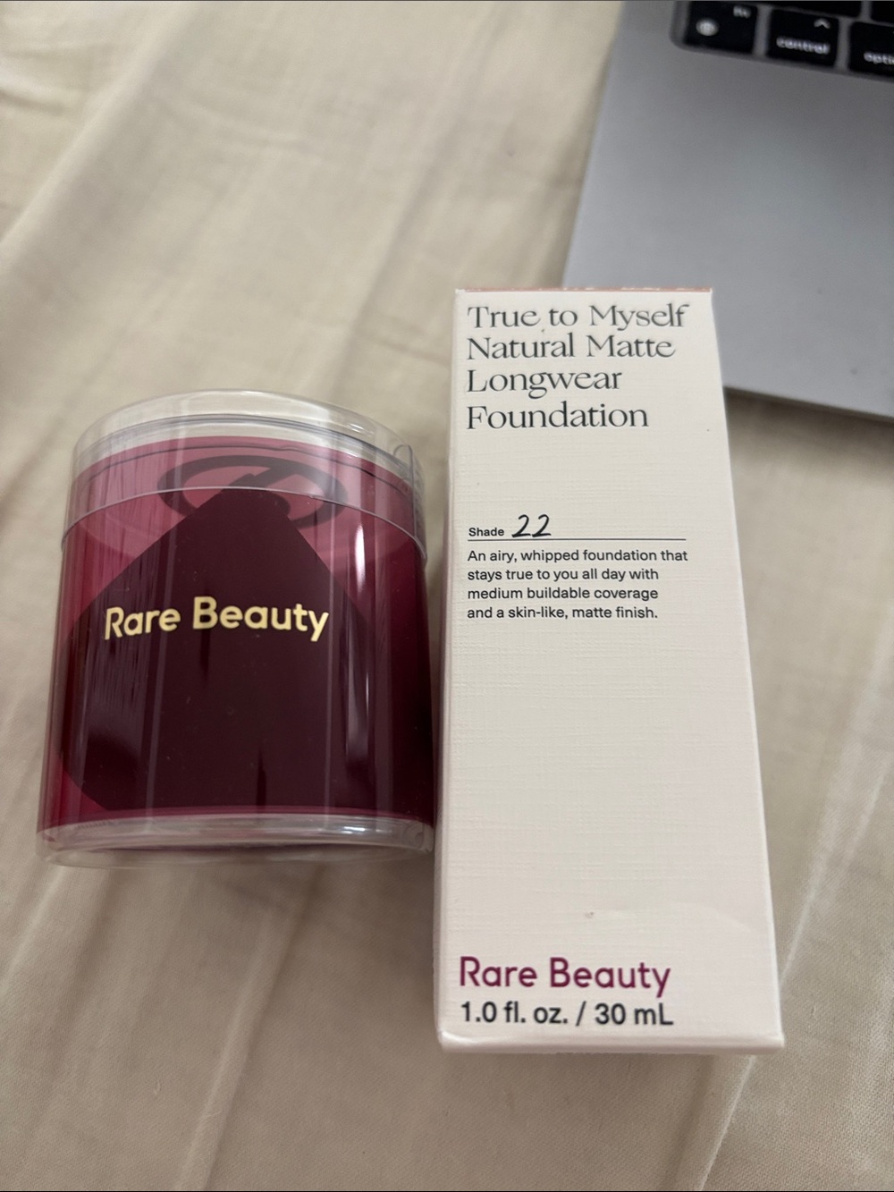 Rare Beauty foundation True to Myseld Natural Matte + beauty sponge